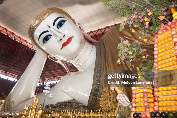 reclining buddha, chaukhtatgyi pagoda, yangon, (rangoon), myanmar, (burma) - rangun stock pictures, royalty-free photos & images