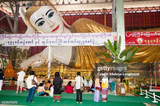 reclining buddha, chaukhtatgyi pagoda, yangon (rangoon), myanmar, (burma) - rangun stock pictures, royalty-free photos & images