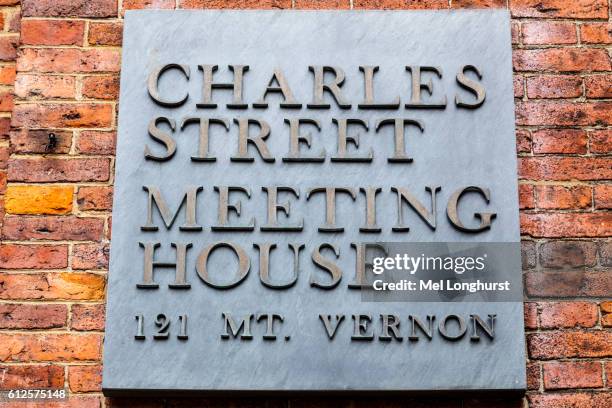 charles street meeting house, mount vernon street and charles street, beacon hill, boston, massachusetts, usa - ontmoetingshuis stockfoto's en -beelden