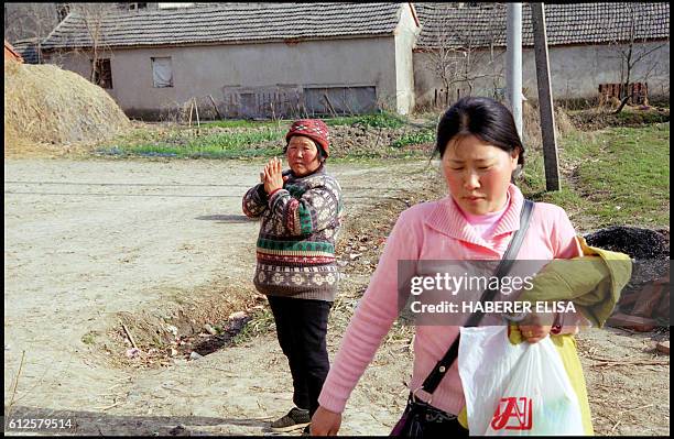 Departure from Cai Xingju's family. No sign of emotion, the mother and the daughter try to contain their tears. Qiao Ying's last words to her...