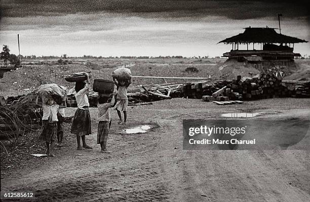 Refugee children near the town of Kampong Speu, at the end of the war between the Lon Nol's regime and the Khmer Rouges.