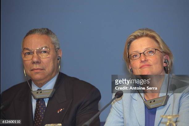 Colin Powell, US State Secretary, with Anna Lindh, Swedish Foreign Affairs Minister. Sweden is currently 'President' of the European Union.