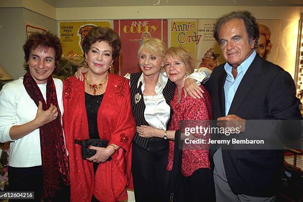 Marie-Paule Belle, Rika Zarai and Guy Beart gathered around Annie Cordy.