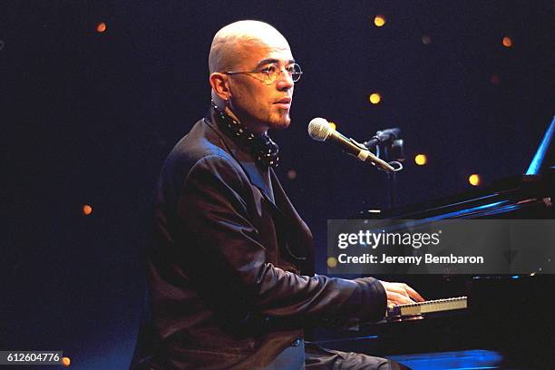 Pascal Obispo at the piano.