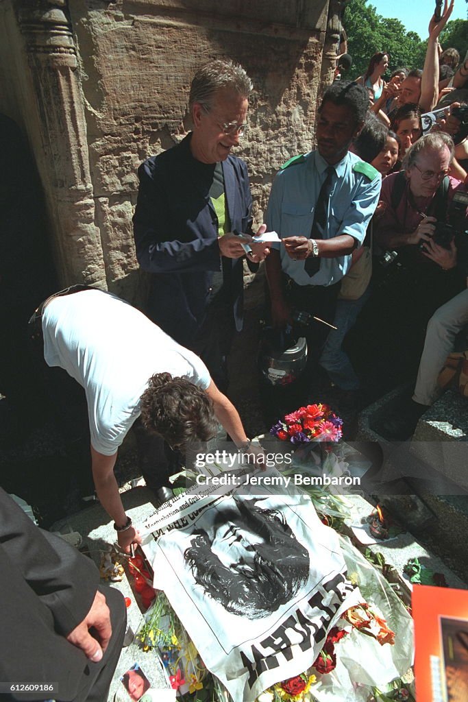 Ray Manzarek stands in front of the grave of Jim Morrison, surrounded  News Photo - Getty Images