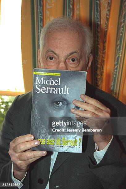 Michel Serrault presente son autobiographie.