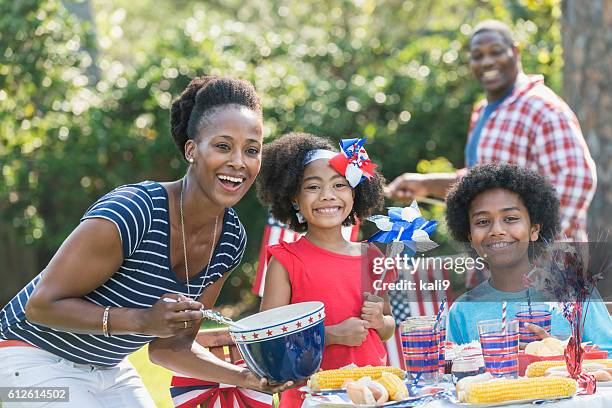 familia con dos hijos celebra el 4 de julio - 4th of july cookout fotografías e imágenes de stock