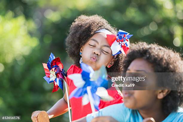 interracial enfants célébrant américain patriotique événement - celebratory event photos et images de collection