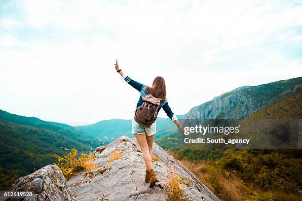 mujer hippie pasea por la montaña - mujer de espaldas en paisaje fotografías e imágenes de stock