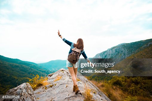 Donna hippie passeggia in montagna Donna hippie passeggia in montagna