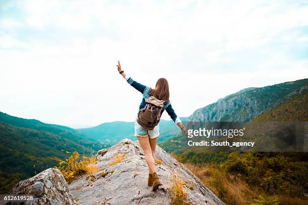 donna hippie passeggia in montagna - stili di vita foto e immagini stock