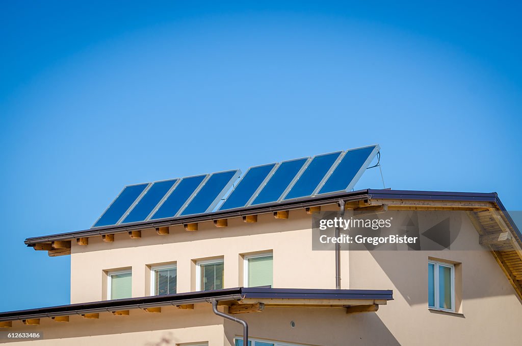 Casa con paneles solares