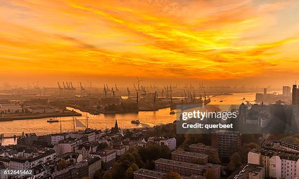 hamburg industrial harbor bei sonnenuntergang - hamburg hafen stock-fotos und bilder