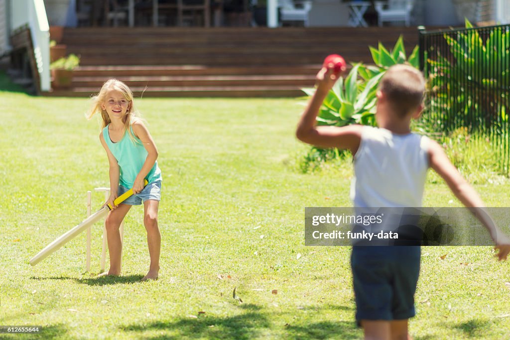 Australian Kinder spielen cricket