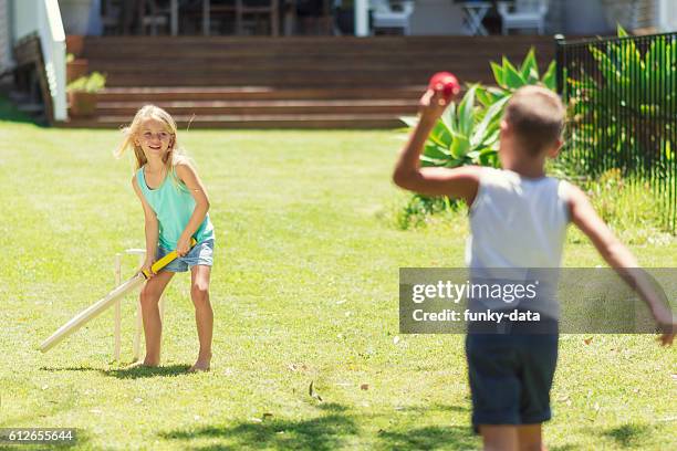 australian kinder spielen cricket - cricket spieler stock-fotos und bilder