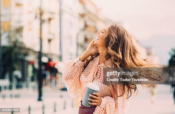 parlant au téléphone  - cheveux photos et images de collection