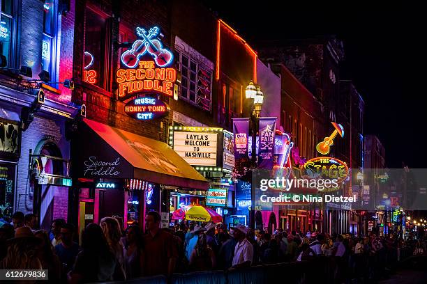 neon signs on lower broadway (nashville) at night - luminosity fotografías e imágenes de stock