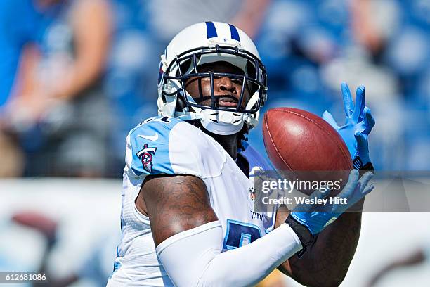 Da'Norris Searcy of the Tennessee Titans warming up before a game against the Oakland Raiders at Nissan Stadium on September 25, 2016 in Nashville,...