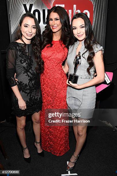 Internet personalities Veronica Merrell, Brittany Furlan and Vanessa Merrell pose with the Live award during the 6th annual Streamy Awards hosted by...