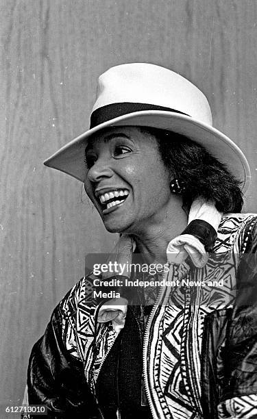 Singer, Shirley Bassey pictured on her arrival at Dublin Airport, circa November 1984 .