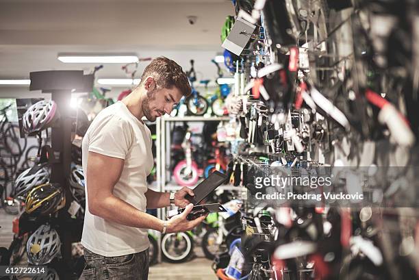 man in bicycle store - sports equipment 個照片及圖片檔