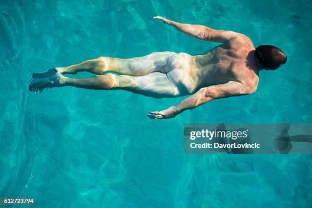 dernière étape de la métamorphose de l’homme dans l’eau - scène sous l'eau photos et images de collection