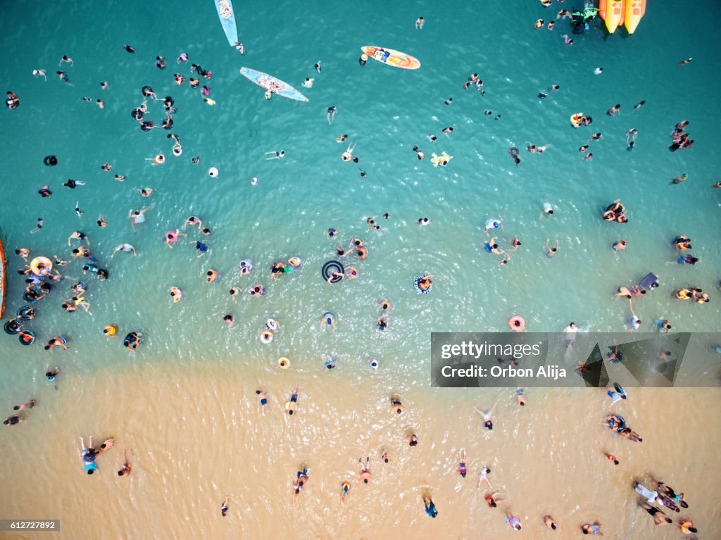Luftaufnahme von Menschen am Strand