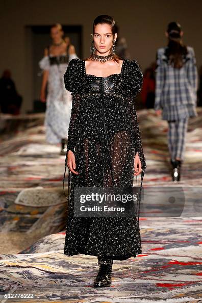 Alexander McQueen : Runway - Paris Fashion Week Womenswear Spring/Summer 2017 Alexander McQueen : Runway - Paris Fashion Week Womenswear Spring/Summer 2017