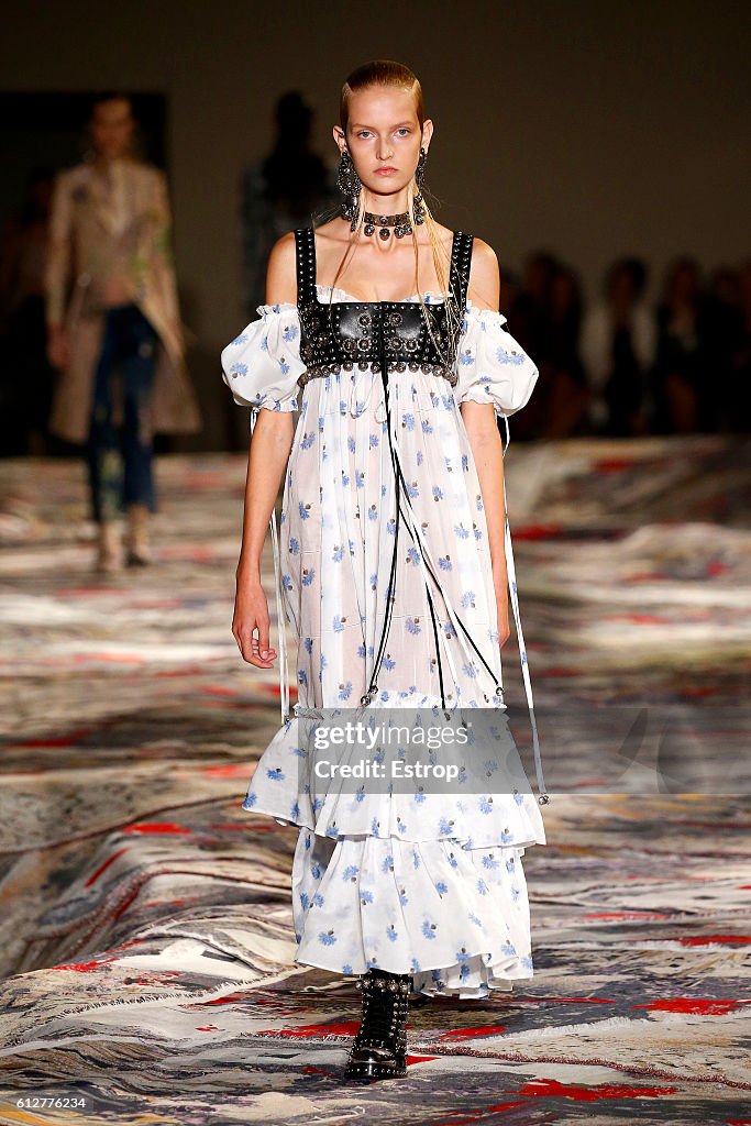 Alexander McQueen : Runway - Paris Fashion Week Womenswear Spring/Summer 2017