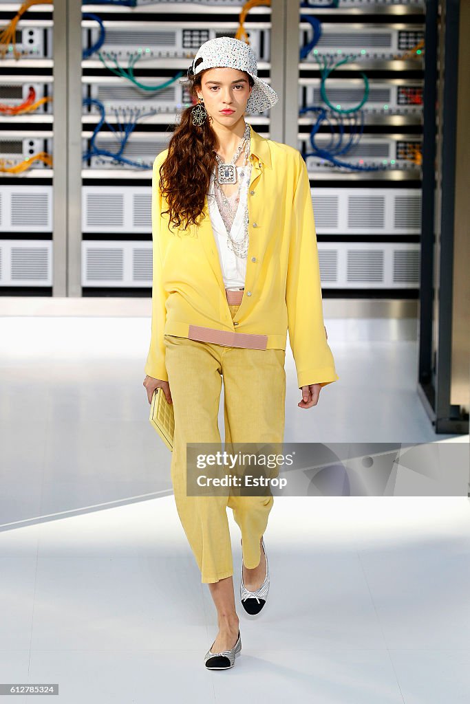 Chanel : Runway - Paris Fashion Week Womenswear Spring/Summer 2017