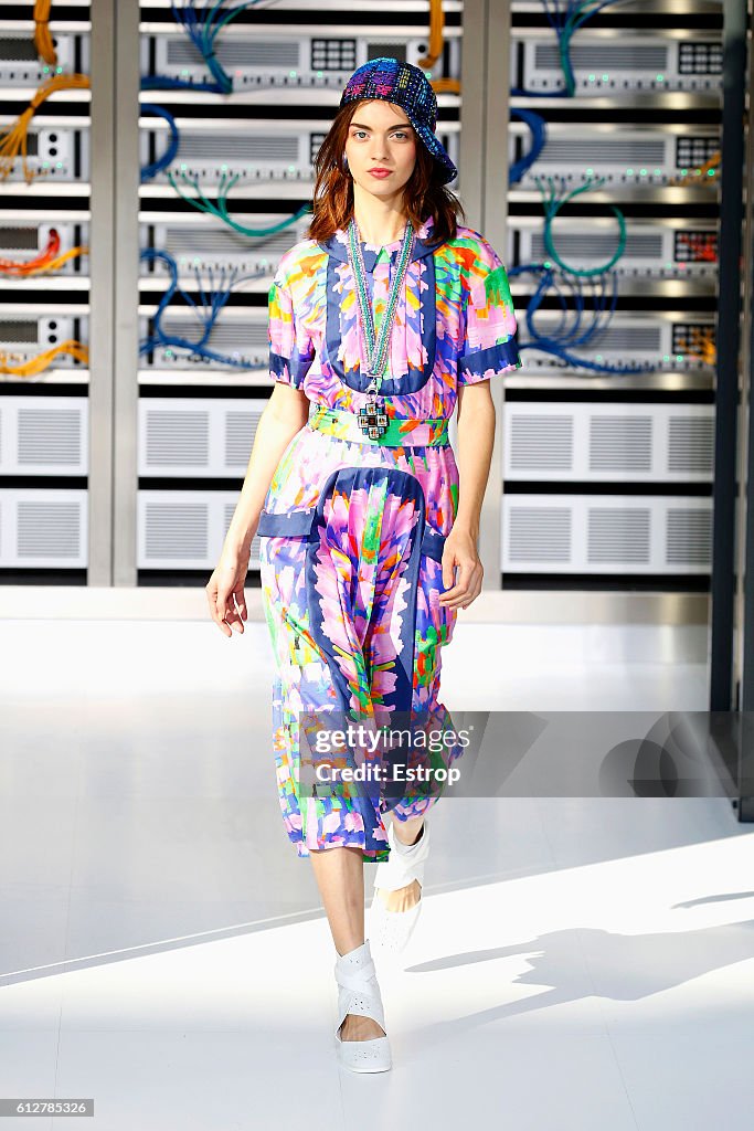 Chanel : Runway - Paris Fashion Week Womenswear Spring/Summer 2017