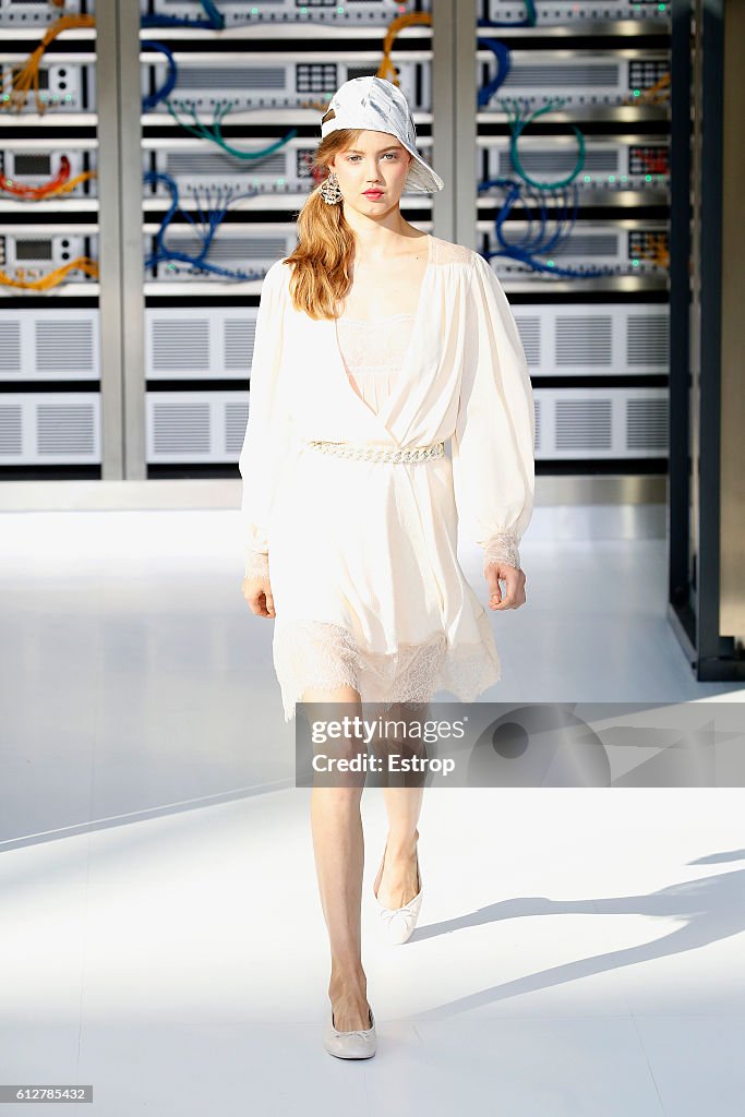 Chanel : Runway - Paris Fashion Week Womenswear Spring/Summer 2017