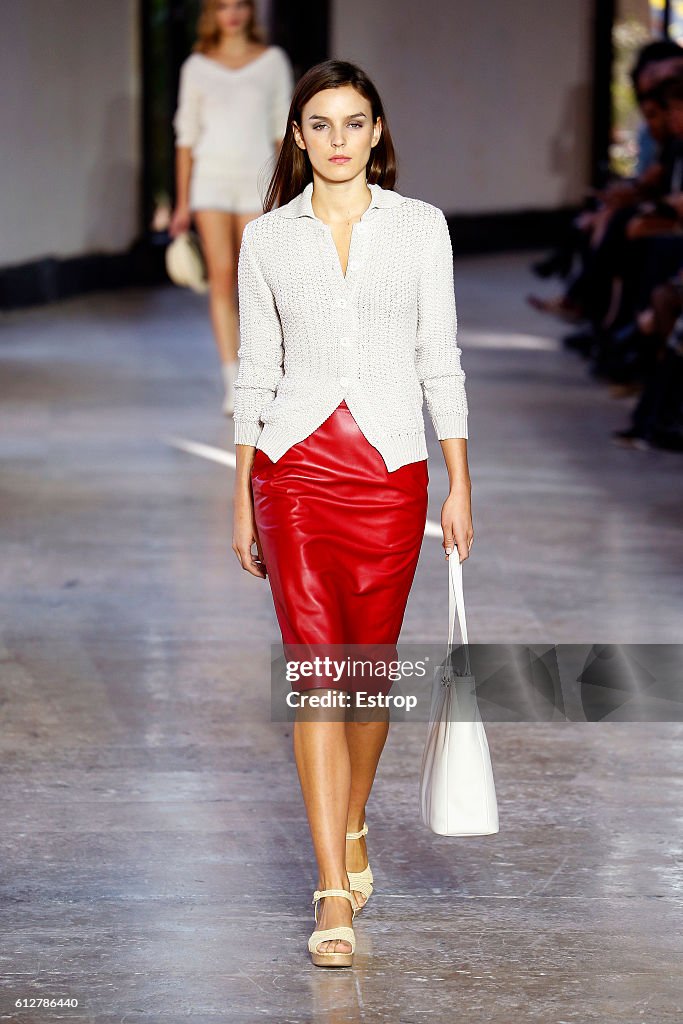 Agnes B : Runway - Paris Fashion Week Womenswear Spring/Summer 2017