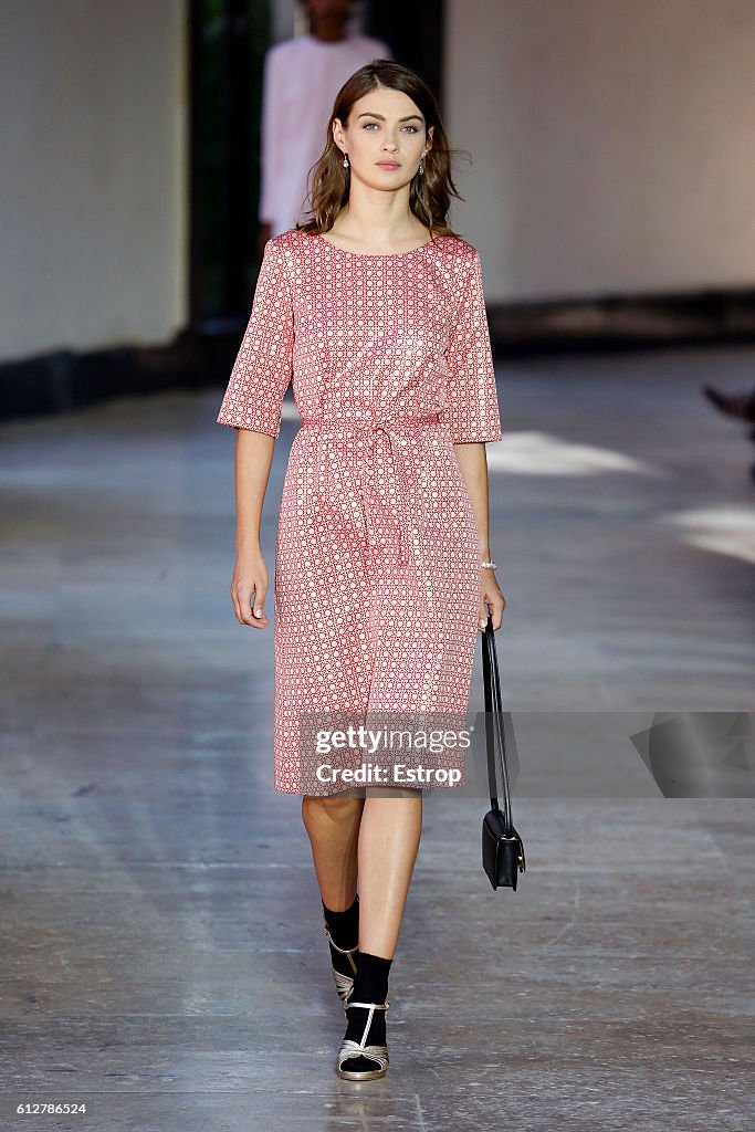 Agnes B : Runway - Paris Fashion Week Womenswear Spring/Summer 2017