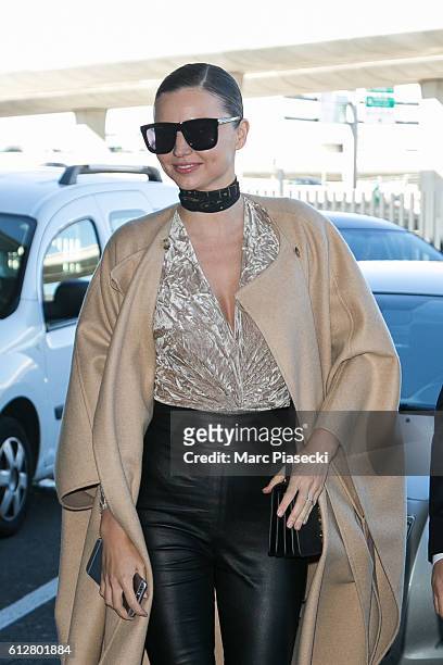 Model Miranda Kerr arrives at Charles-de-Gaulle airport on October 5, 2016 in Paris, France.