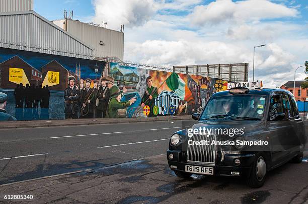 black taxis provide visitors with tailored tours of the belfast murals - taxi de londres - fotografias e filmes do acervo