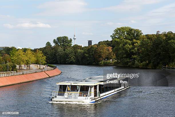 berlin, green city sightseeing - sightseeing boat on spree river in tiergarten district with tv-tower in the background - berlin spree stockfoto's en -beelden