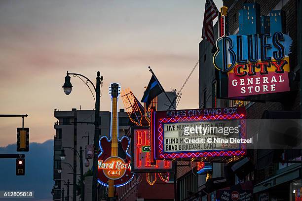 neon signs on beale street (memphis) - memphis tennessee stockfoto's en -beelden