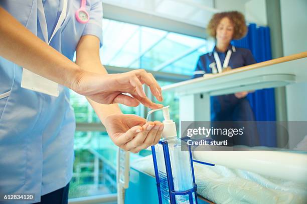 higiene de la sala de hospitales - gel antiséptico fotografías e imágenes de stock