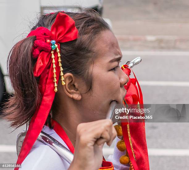 ボディモディフィケーション エクストリーム 中国フェスティバル 若い女性 - female body piercing ストックフォトと画像