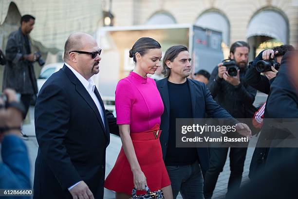 Miranda Kerr arrives at the Louis Vuitton show in Place Vendome during Paris Fashion Week Womenswear SS17 on October 5, 2016 in Paris, France.