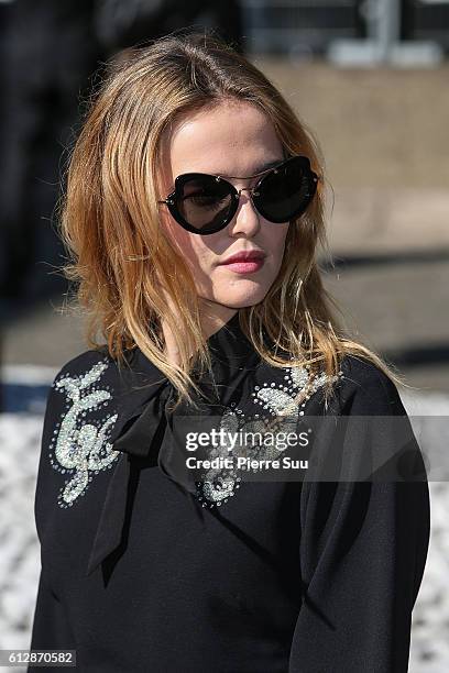 Zoey Deutch arrives at the Miu Miu show as part of the Paris Fashion Week Womenswear Spring/Summer 2017 on October 5, 2016 in Paris, France.