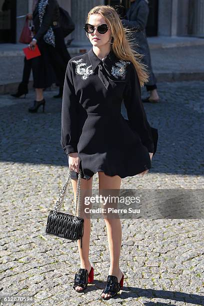 Zoey Deutch arrives at the Miu Miu show as part of the Paris Fashion Week Womenswear Spring/Summer 2017 on October 5, 2016 in Paris, France.