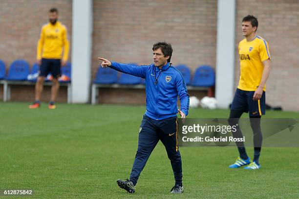 Coach assistant of Boca Juniors Gustavo Barros Schelotto talks to his players during a Boca Juniors training session at Complejo Pedro Pompilio on...