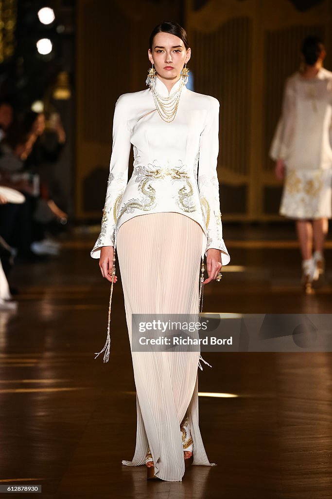 Heaven Gaia : Runway - Paris Fashion Week Womenswear Spring/Summer 2017