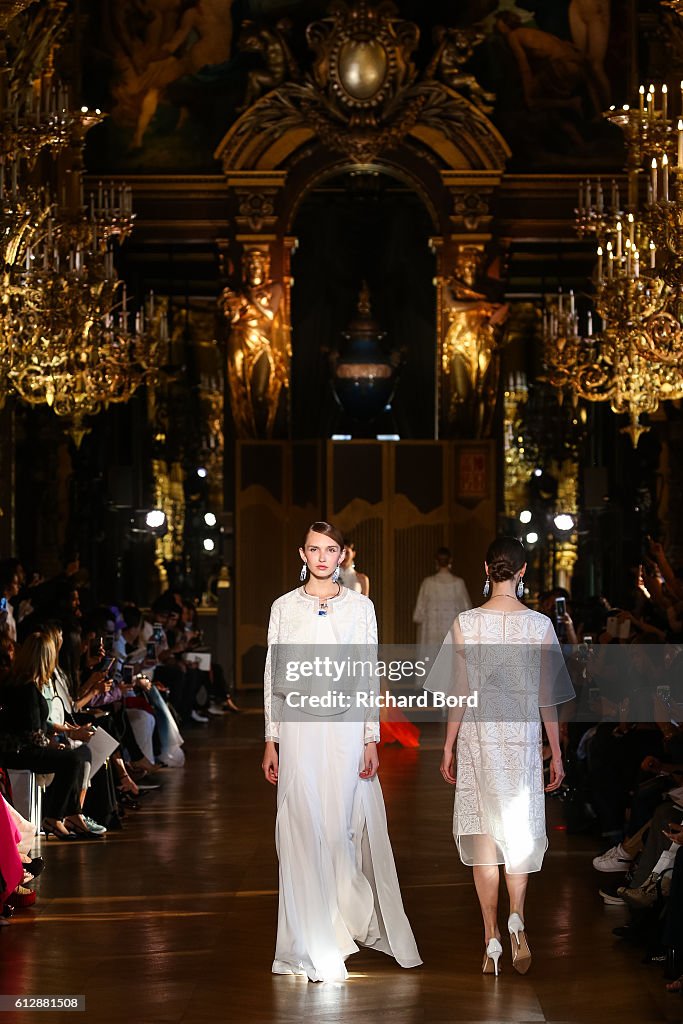 Heaven Gaia : Runway - Paris Fashion Week Womenswear Spring/Summer 2017