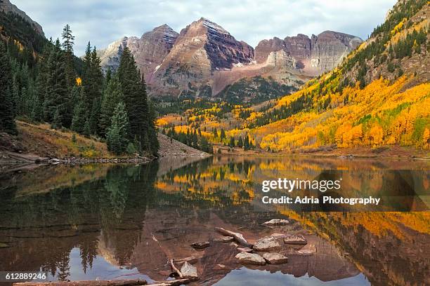 maroon bells at sunrise - maroon bells fotografías e imágenes de stock