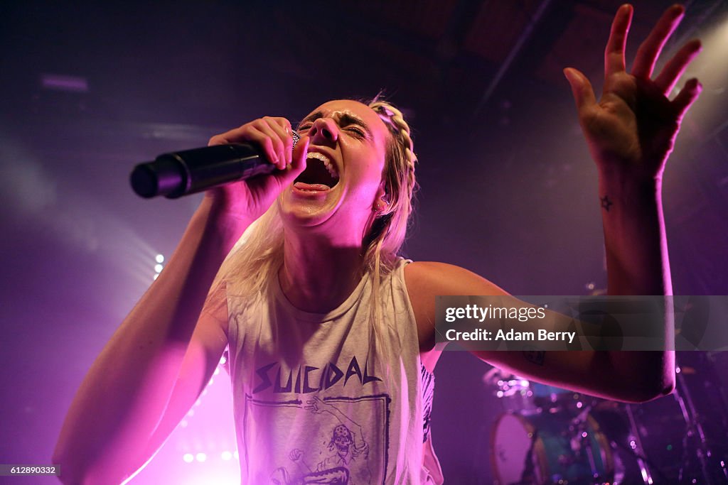 Mo Performs In Berlin