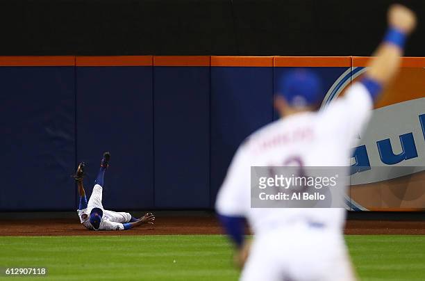 Curtis Granderson of the New York Mets catches a ball hit by Brandon Crawford of the San Francisco Giants for an out in the fifth inning during their...