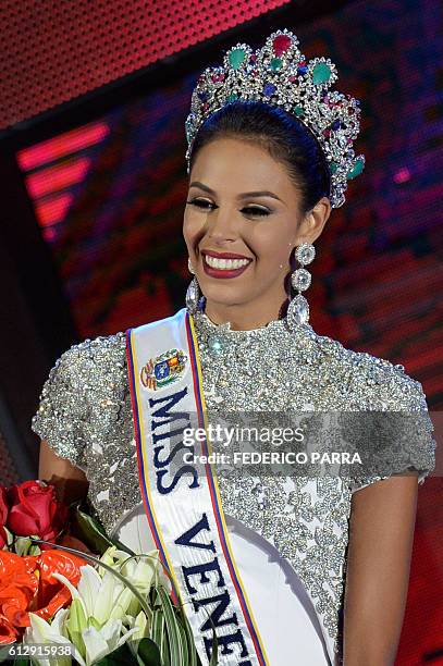 Keysi Sayago is crowned Miss Venezuela 2016 in Caracas on October 5, 2016. / AFP / FEDERICO PARRA